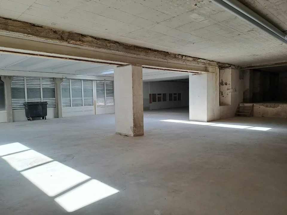 Großer ebenerdiges Gewerbeobjekt mit großer Überdachung – Foto 7 von 15