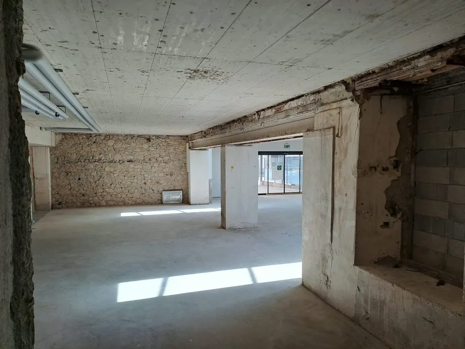 Großer ebenerdiges Gewerbeobjekt mit großer Überdachung – Foto 13 von 15