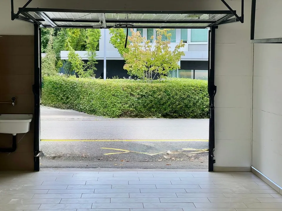 Espace de stockage de 41 m² / atelier avec 2 places de parking extérieures à Glattbrugg – photo 4 sur 6