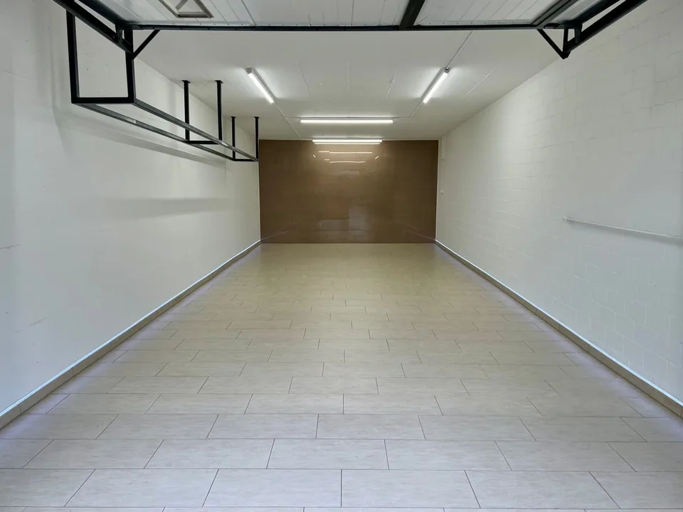 Espace de stockage de 41 m² / atelier avec 2 places de parking extérieures à Glattbrugg – photo 3 sur 6