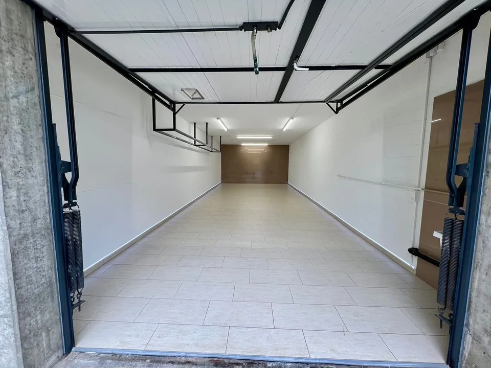 Espace de stockage de 41 m² / atelier avec 2 places de parking extérieures à Glattbrugg – photo 2 sur 6