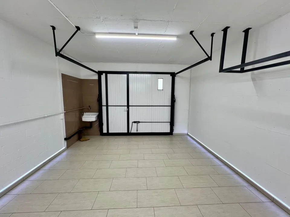 Espace de stockage de 41 m² / atelier avec 2 places de parking extérieures à Glattbrugg – photo 5 sur 6