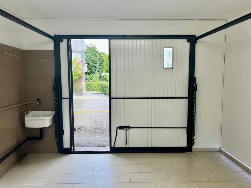 Espace de stockage de 41 m² / atelier avec 2 places de parking extérieures à Glattbrugg – photo 6 sur 6