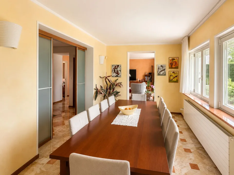 Prächtige Uni-Bifamilien-Villa mit gepflegtem Garten, optimaler Ausrichtung und freier Sicht – Foto 9 von 29