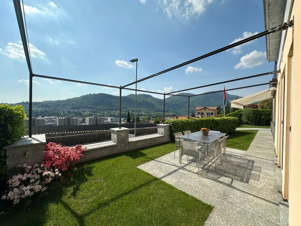 Prächtige Uni-Bifamilien-Villa mit gepflegtem Garten, optimaler Ausrichtung und freier Sicht – Foto 11 von 29