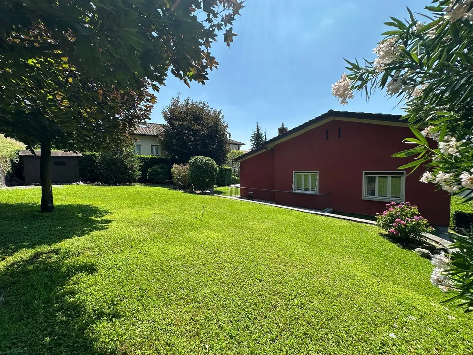 Prächtige Uni-Bifamilien-Villa mit gepflegtem Garten, optimaler Ausrichtung und freier Sicht – Foto 25 von 29