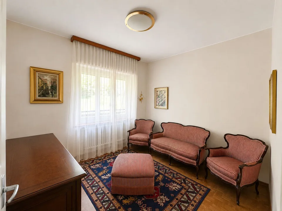 Prächtige Uni-Bifamilien-Villa mit gepflegtem Garten, optimaler Ausrichtung und freier Sicht – Foto 21 von 29