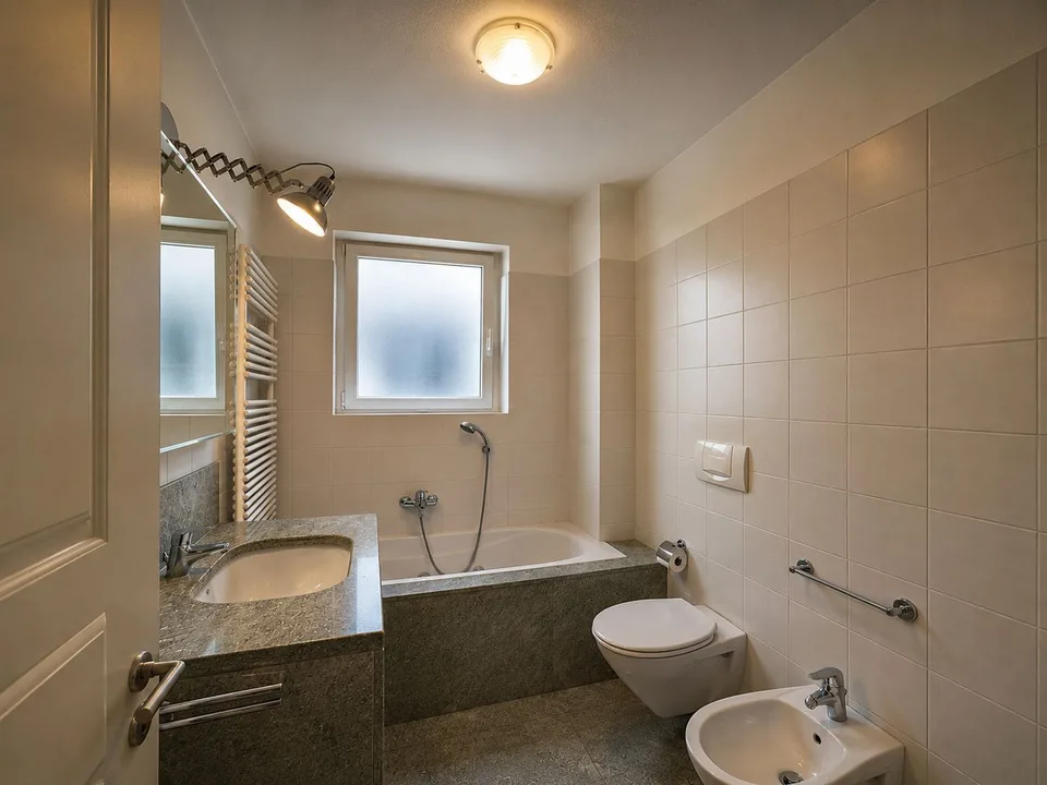Prächtige Uni-Bifamilien-Villa mit gepflegtem Garten, optimaler Ausrichtung und freier Sicht – Foto 19 von 29