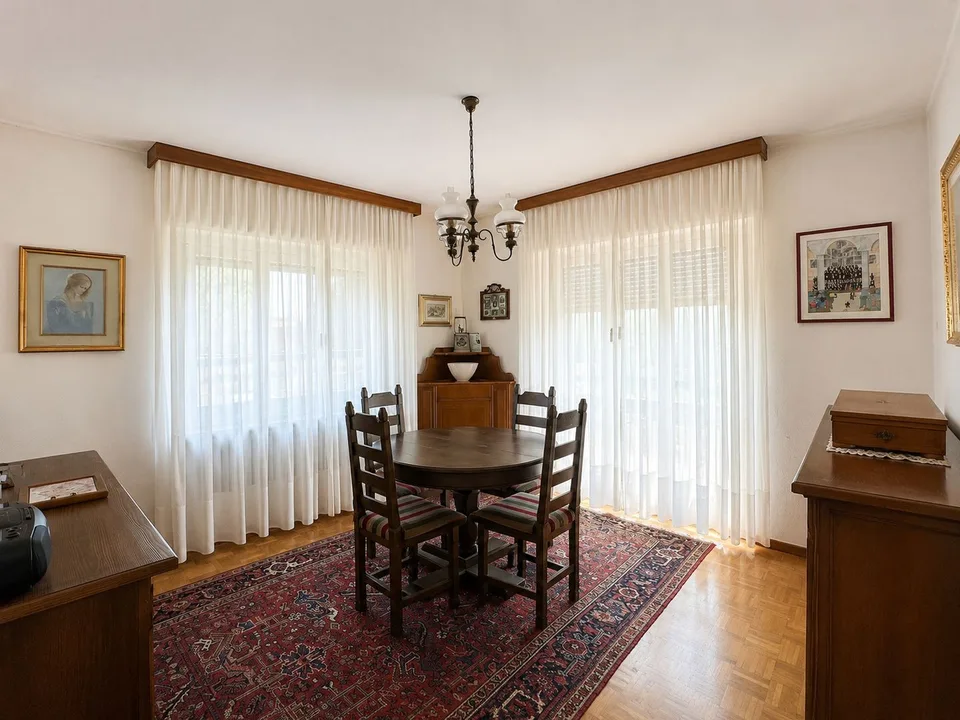 Prächtige Uni-Bifamilien-Villa mit gepflegtem Garten, optimaler Ausrichtung und freier Sicht – Foto 18 von 29