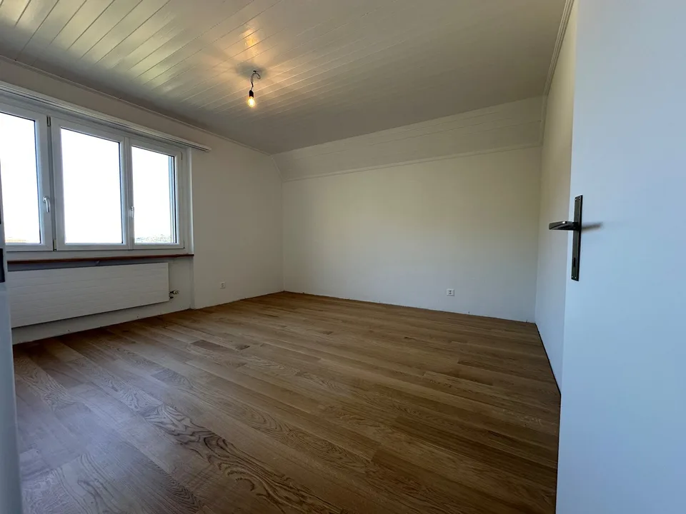 Charmante 5-Zimmer-Wohnung mit Panoramablick – Foto 8 von 14
