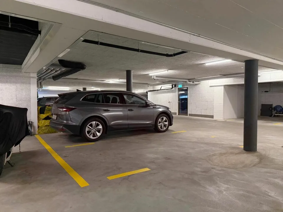 Posto auto in un garage sotterraneo ben curato – foto 3 di 7
