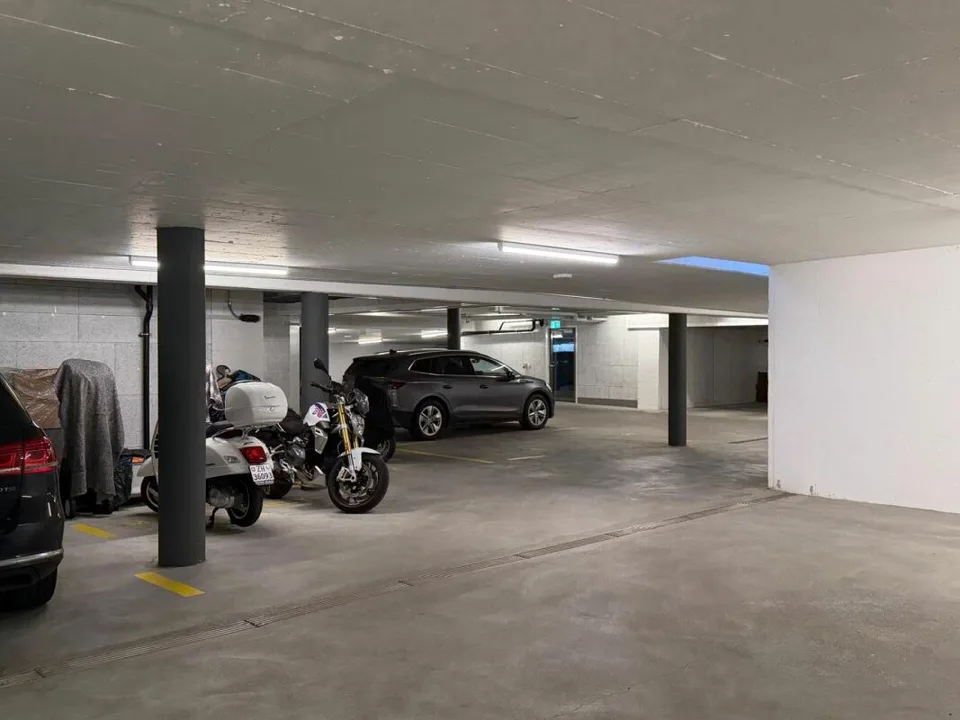 Posto auto in un garage sotterraneo ben curato – foto 4 di 7