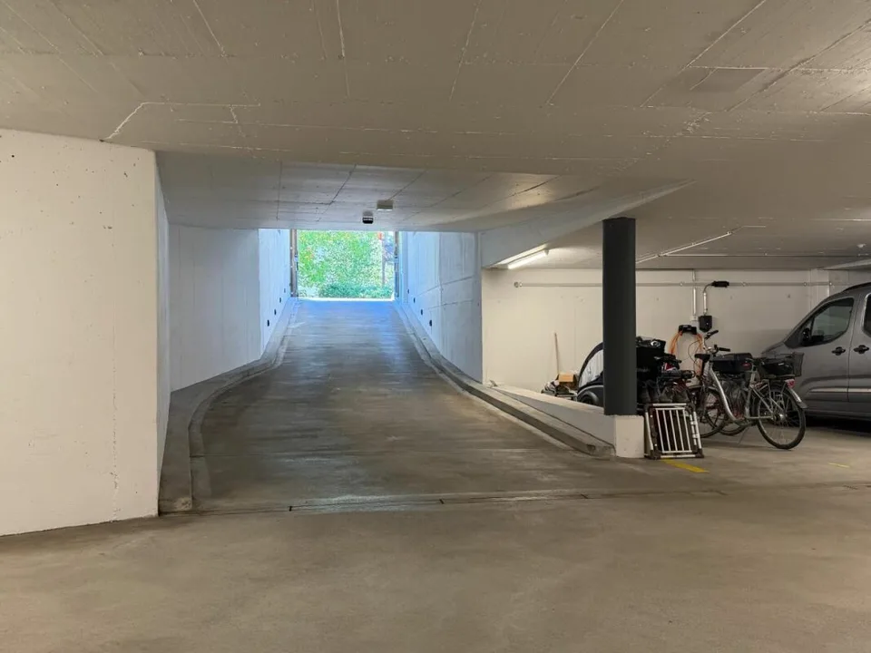 Posto auto in un garage sotterraneo ben curato – foto 5 di 7