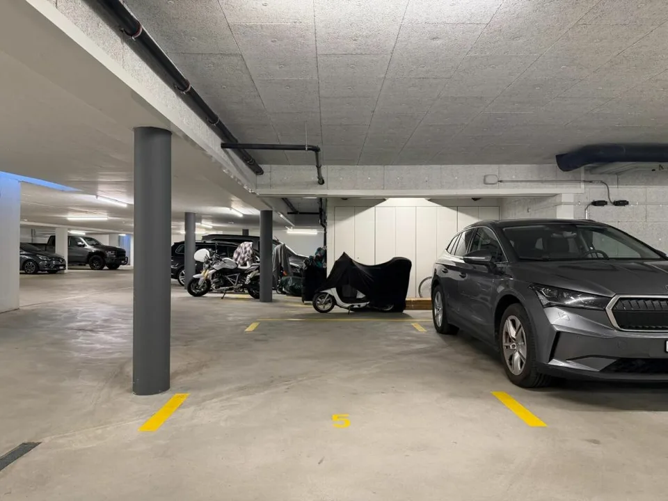 Posto auto in un garage sotterraneo ben curato – foto 2 di 7