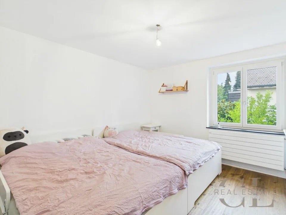 Maison de rangée de 4 pièces élégante avec jardin à Oberwil – photo 4 sur 13