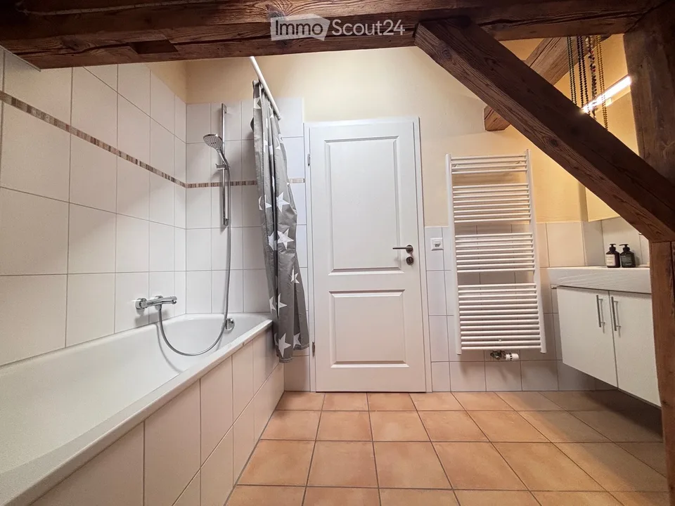 Gemütliches Zweifamilienhaus auf grosszügiger Parzelle mitten in Heimberg – Foto 12 von 26