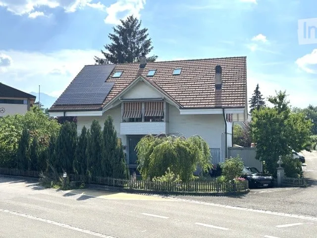 Gemütliches Zweifamilienhaus auf grosszügiger Parzelle mitten in Heimberg – Foto 2 von 26