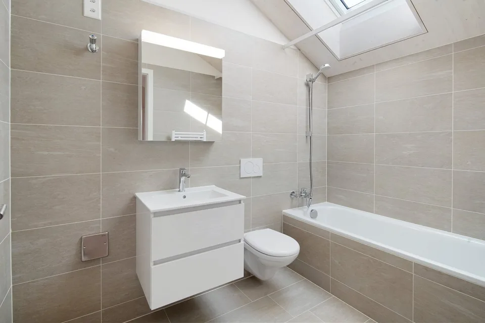 Renovated 2-room attic apartment – photo 8 of 12