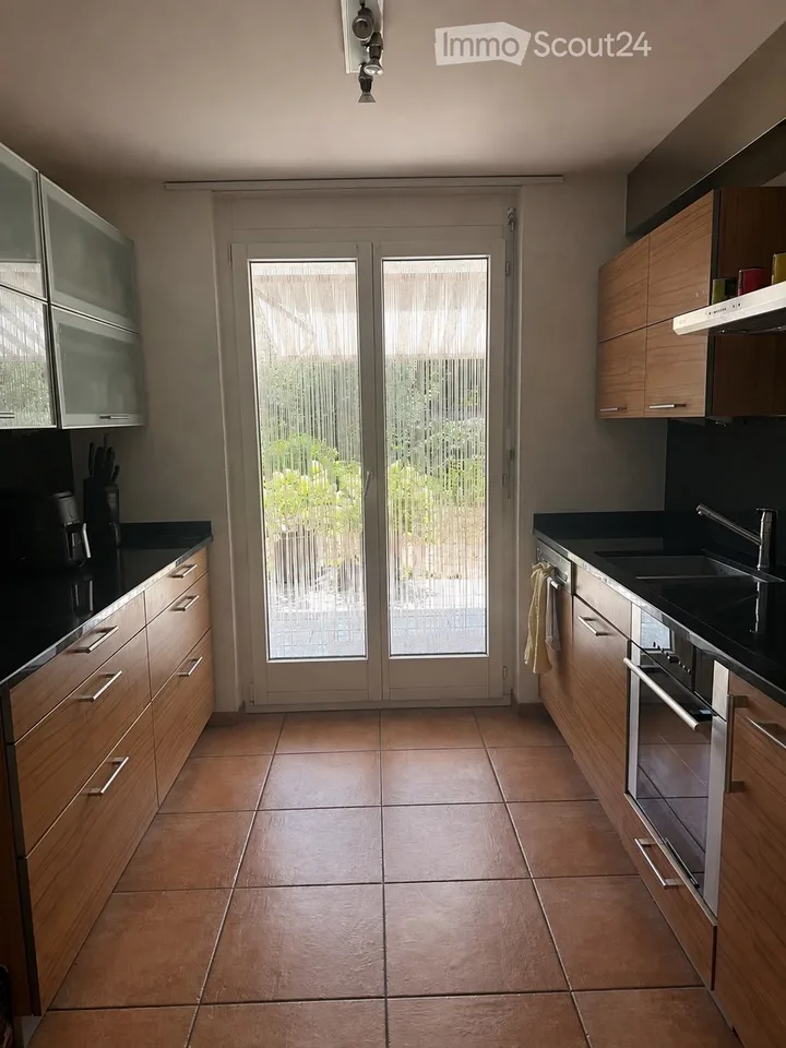 Charmante 4.5-Zimmer-Wohnung mit Gartensitzplatz an ruhiger Lage in Laufen – Foto 2 von 17
