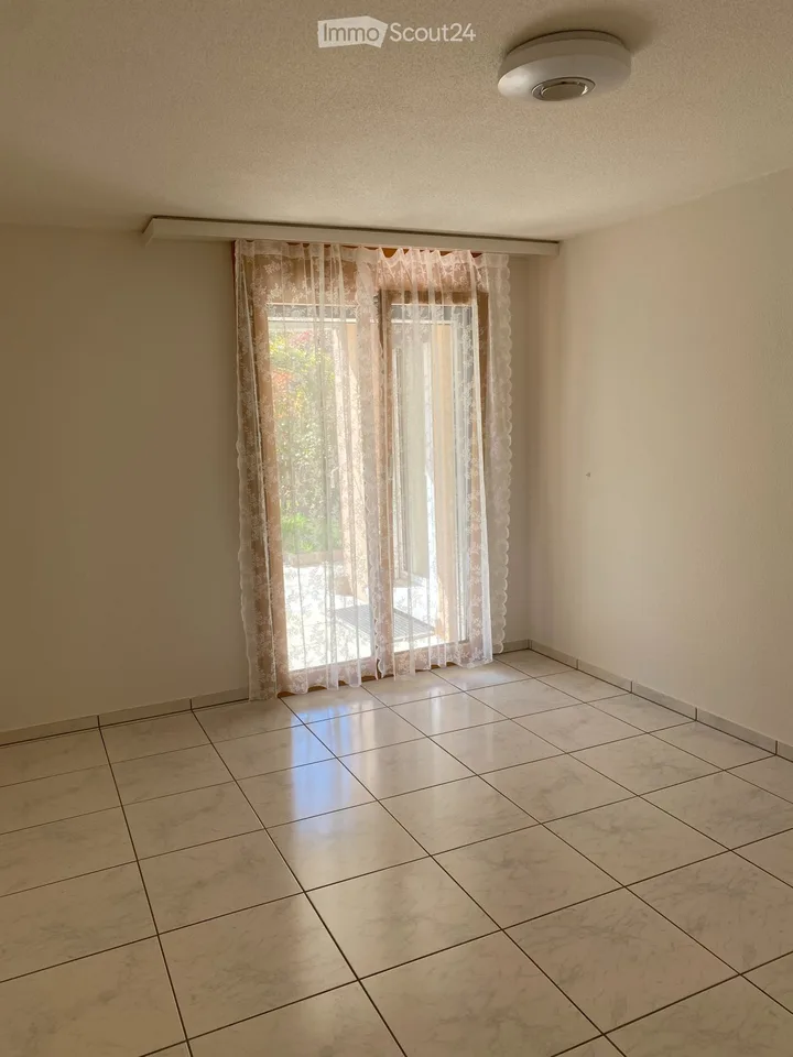 Charmante 2.5-Zimmer-Wohnung mit Terrasse in Dübendorf – Foto 2 von 5