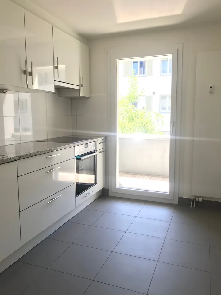 Sunny, freshly renovated 3-room apartment with balcony in Liestal – photo 7 of 8