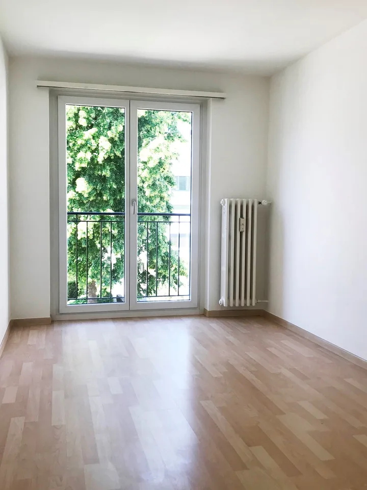Sunny, freshly renovated 3-room apartment with balcony in Liestal – photo 5 of 8