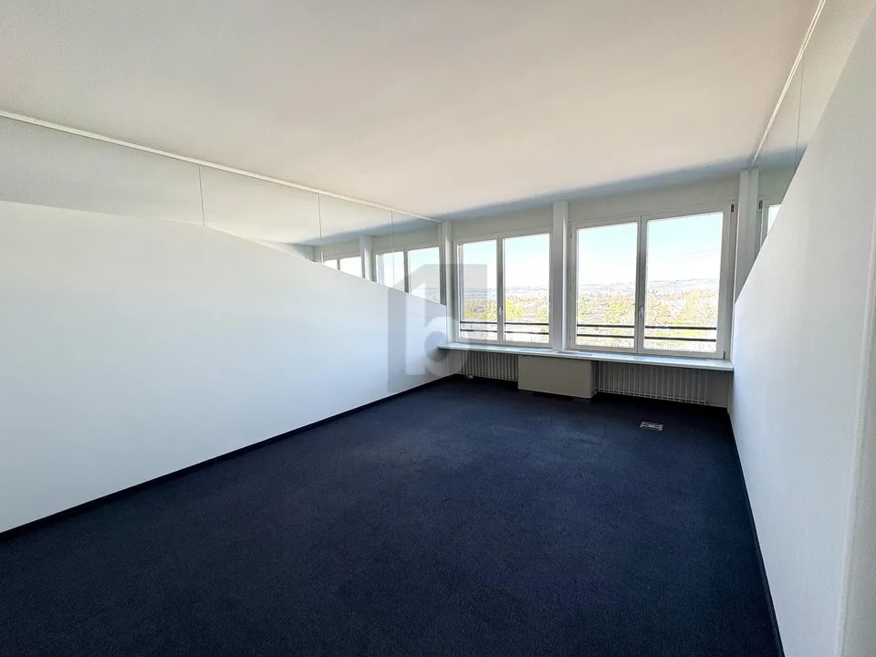 REPRESENTATIVE WITH WONDERFUL LAKE VIEW – photo 2 of 5
