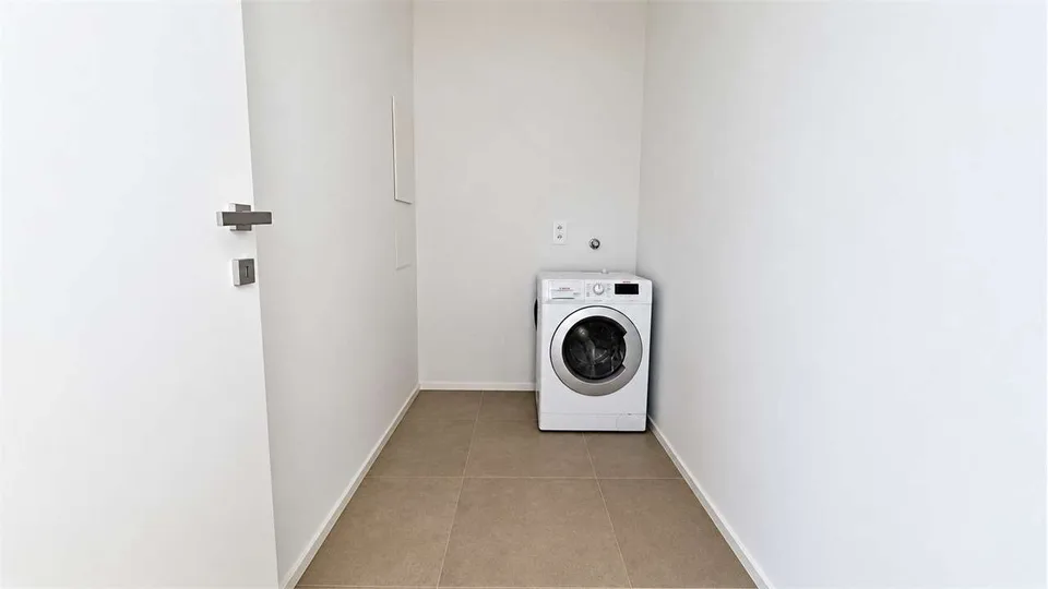 Modernes 2.5-Zimmer-Apartment mit Terrasse in der Residenza Due Laghi – Foto 10 von 13