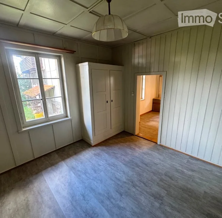 einfache Altbauwohnung mit charaktervollen Holzverkleidungen – Foto 3 von 5