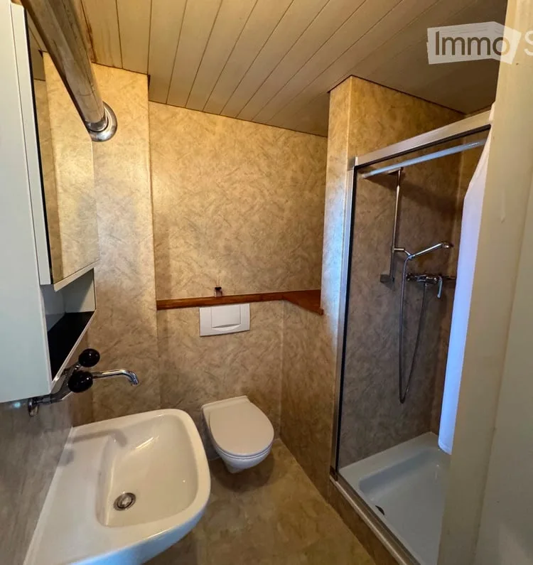 einfache Altbauwohnung mit charaktervollen Holzverkleidungen – Foto 4 von 5
