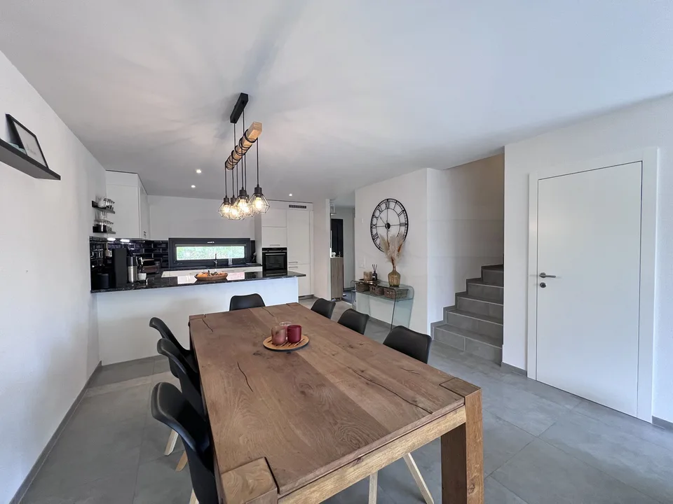 Zeitgenössisches Reihenhaus mit 4,5 Zimmern – Foto 2 von 12
