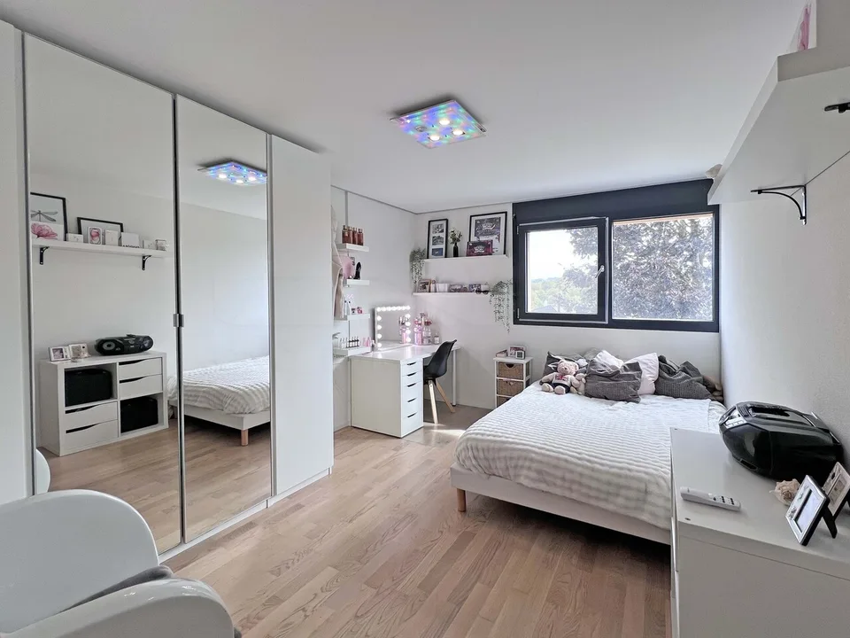 Zeitgenössisches Reihenhaus mit 4,5 Zimmern – Foto 9 von 12
