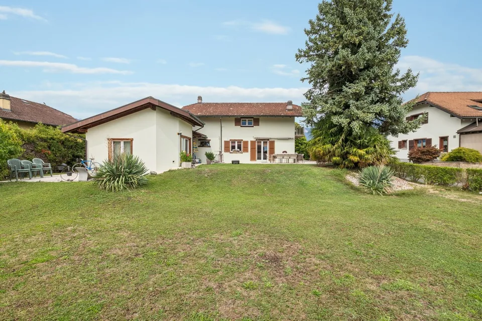 Familienvilla im Herzen einer großzügigen grünen Umgebung – Foto 3 von 13