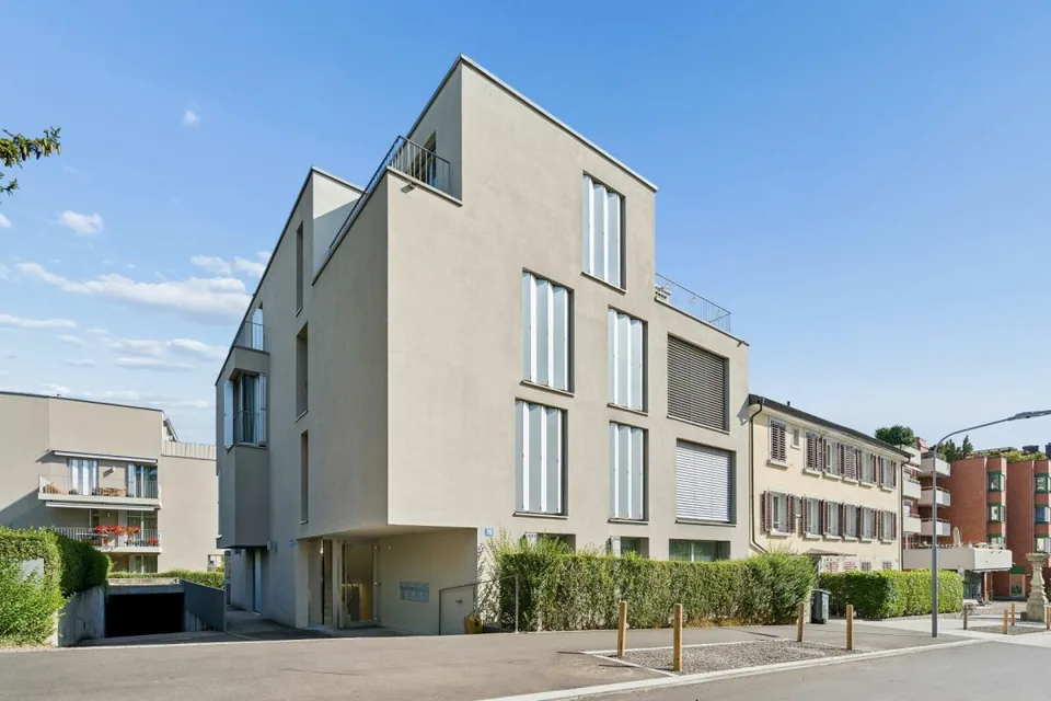 Ampio appartamento di giardino 4.5 locali nel centro città a Höngg – foto 2 di 15