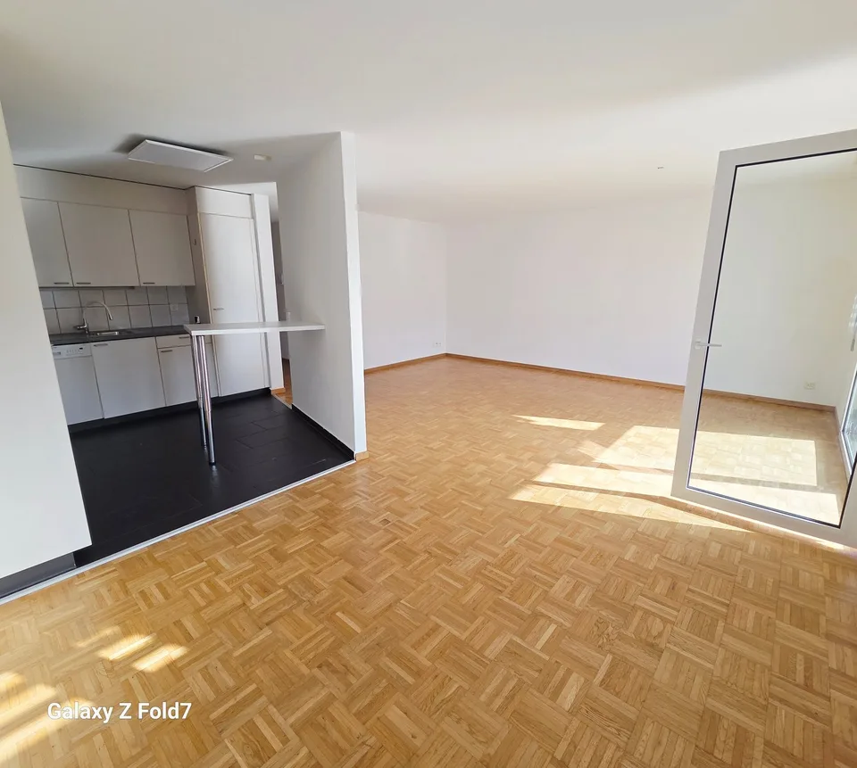 Appartement moderne 3.5 pièces avec terrasse dans un quartier calme à Oftringen – photo 2 sur 9