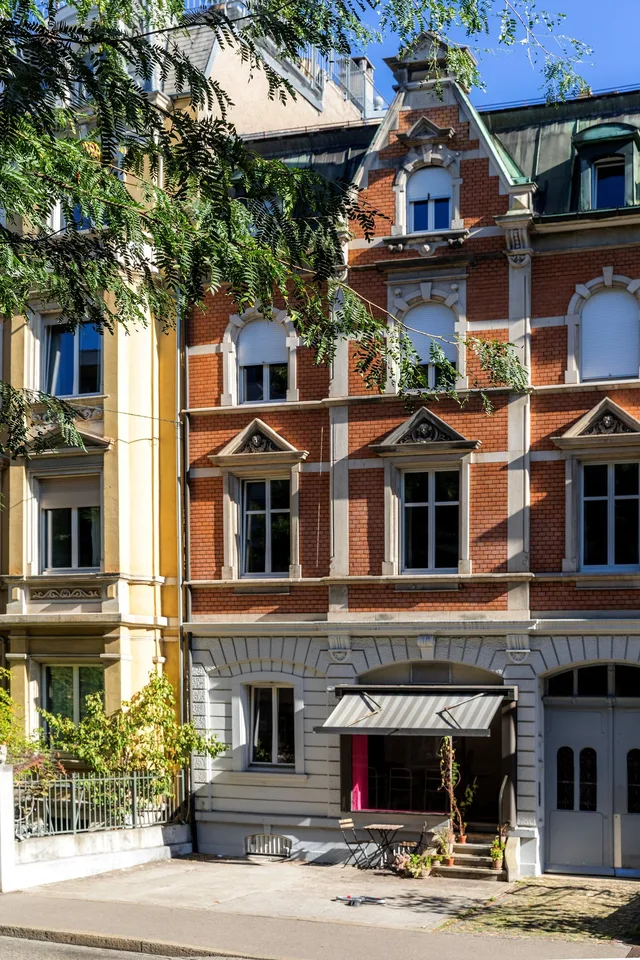 Charaktervolles Stadthaus mit drei Wohnungen und Gewerbeflächen – Foto 2 von 15