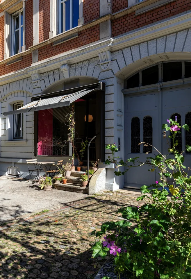 Charaktervolles Stadthaus mit drei Wohnungen und Gewerbeflächen – Foto 3 von 15
