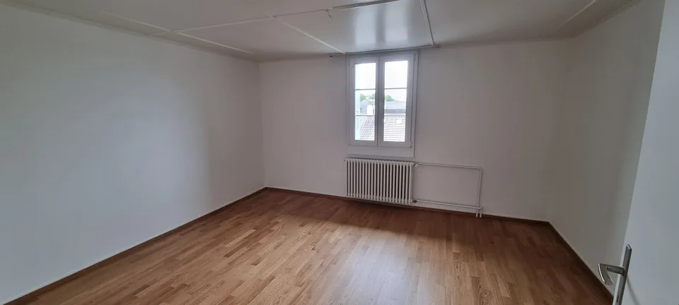Appartamento mansardato di 2,5 locali ristrutturato con vista lago a Murten – foto 6 di 10