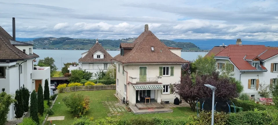Appartamento mansardato di 2,5 locali ristrutturato con vista lago a Murten – foto 9 di 10