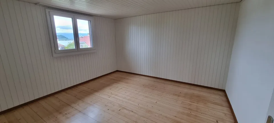 Appartamento mansardato di 2,5 locali ristrutturato con vista lago a Murten – foto 7 di 10