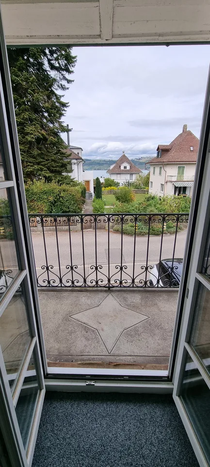 Appartamento mansardato di 2,5 locali ristrutturato con vista lago a Murten – foto 10 di 10