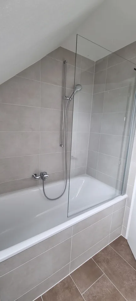 Appartamento mansardato di 2,5 locali ristrutturato con vista lago a Murten – foto 5 di 10
