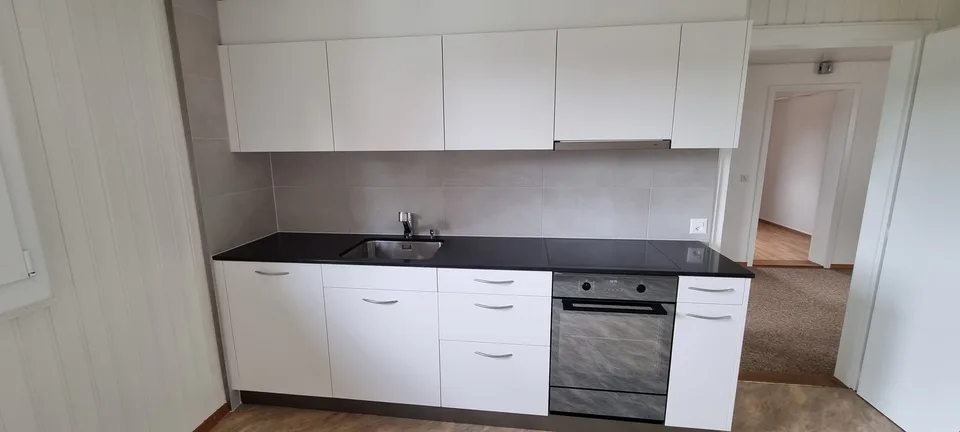 Appartamento mansardato di 2,5 locali ristrutturato con vista lago a Murten – foto 3 di 10