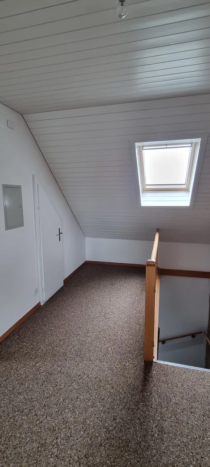Appartamento mansardato di 2,5 locali ristrutturato con vista lago a Murten – foto 8 di 10