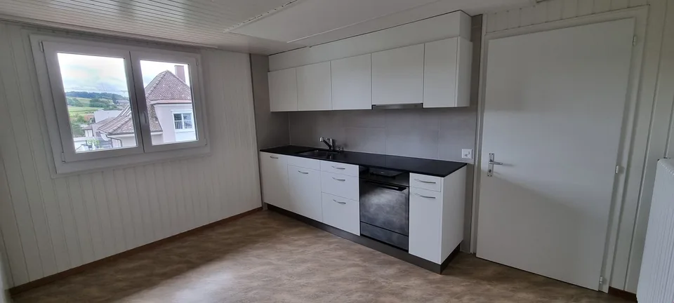 Appartamento mansardato di 2,5 locali ristrutturato con vista lago a Murten – foto 2 di 10