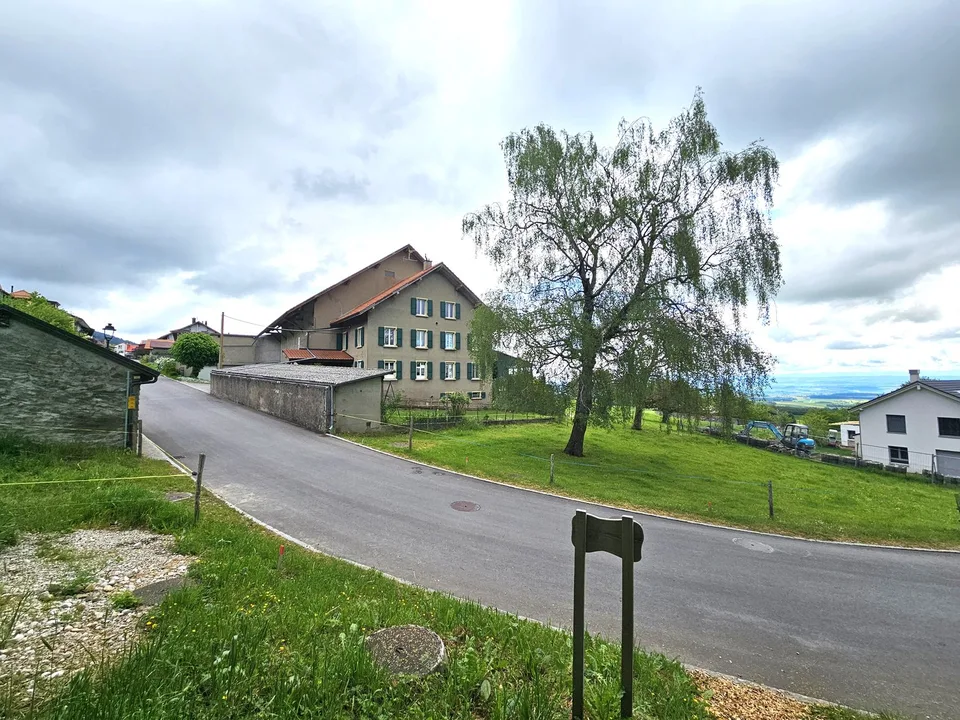 Haus im Dorf und auf dem Land, ca. 6'850 m3 – Foto 2 von 7