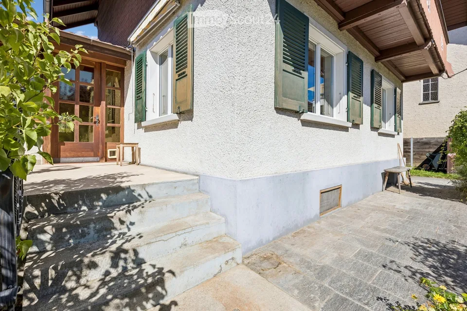 Charmantes Einfamilienhaus mit grossem Garten und viel Potenzial – Foto 3 von 18
