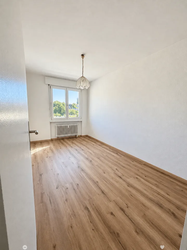 Appartamento luminoso 4.5 locali con balcone a Biel – disponibile immediatamente! – foto 5 di 9
