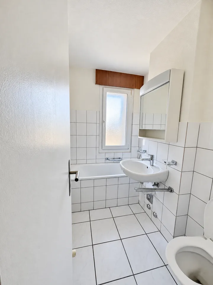 Appartamento luminoso 4.5 locali con balcone a Biel – disponibile immediatamente! – foto 8 di 9