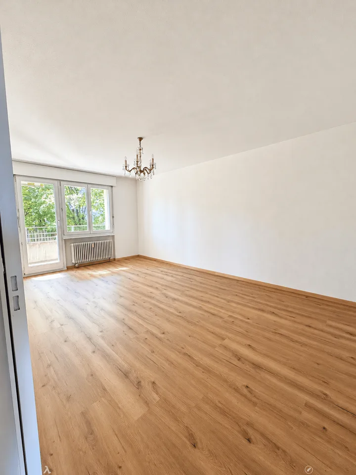 Appartamento luminoso 4.5 locali con balcone a Biel – disponibile immediatamente! – foto 4 di 9